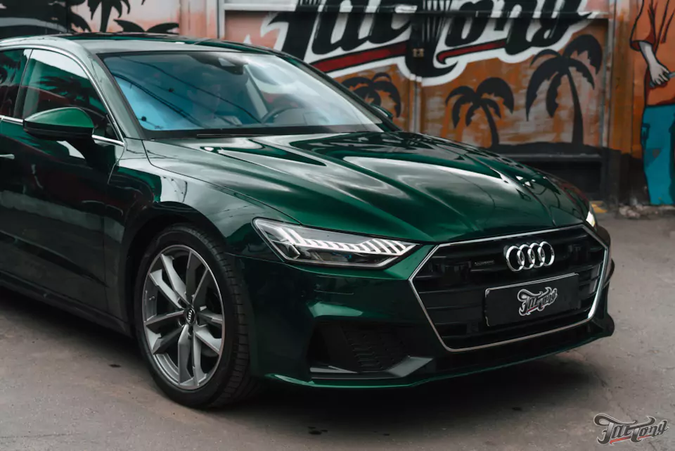 Оклеили Audi A7 изумрудным винилом и защитили полиуретаном, окрасили суппорта с логотипами, провели химчистку и обработали кожу керамикой
